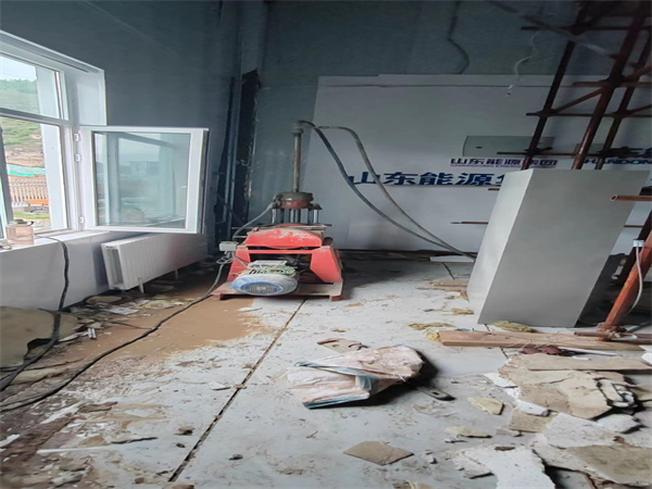 松柏镇地基基础下沉墙体裂缝加固注浆顶升施工